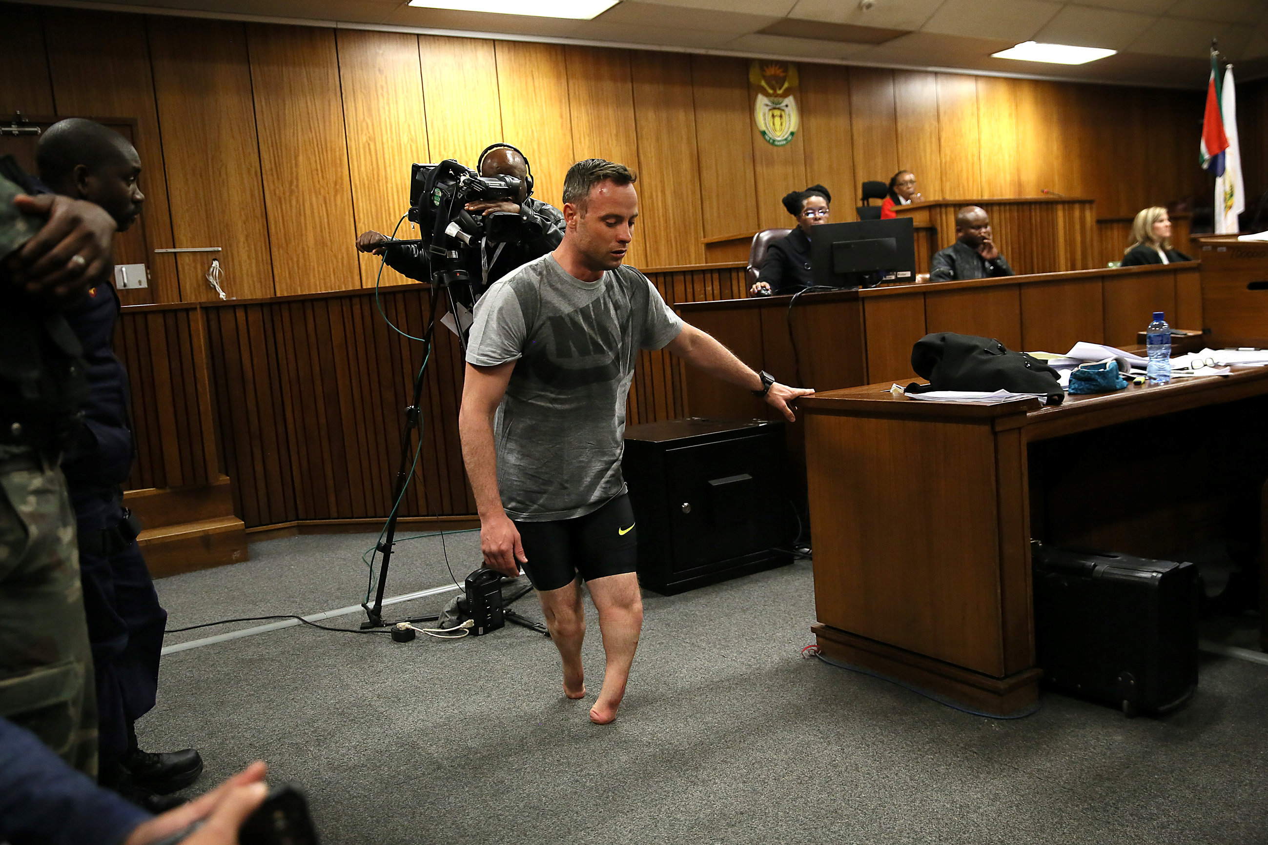 Hospitalizan a Oscar Pistorius tras caerse de la cama en prisión