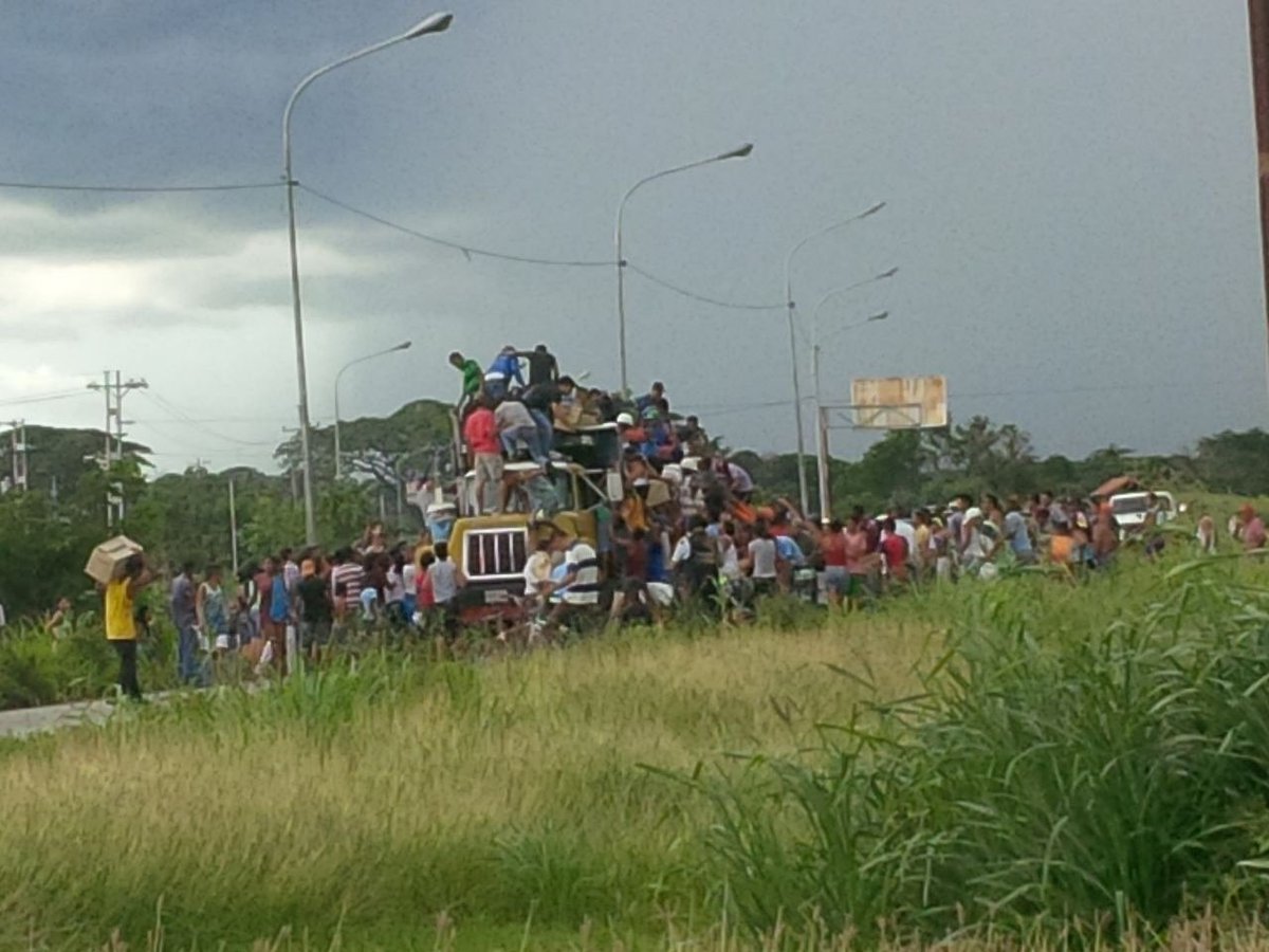 Saquean un camión que transportaba huevos en Sarare, estado Lara #15Jun