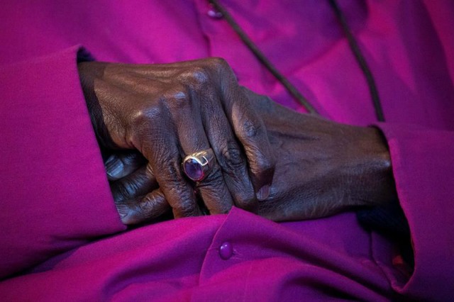 Detalle de las manos del arzobispo sudafricano Desmond Tutu, Premio Nobel de la Paz en 1984 y destacado luchador contra el apartheid en su país, durante el festival de la Juventud en Ciudad del Cabo, Sudáfrica, hoy, 16 de junio de 2016. Cuarenta años después la trágica revuelta estudiantil de Soweto (Johannesburgo), en la que la Policía del apartheid mató a 451 personas, los jóvenes sudafricanos reivindican el legado de 1976 para exigir una educación superior gratuita y la "descolonización" de las universidades. La brutal represión al levantamiento de Soweto hizo aumentar la presión internacional sobre el apartheid y prendió la mecha de la rebelión en los guetos tras más de una década de silencio impuesto por el encarcelamiento de Nelson Mandela y el exilio del resto de líderes de la resistencia. EFE/NIC BOTHMA