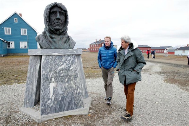 El ministro de Exteriores noruego, Borge Brende (i), conversa con el secretario de Estado de EEUU, John Kerry, durante su visita a la localidad de Ny Ålesund en Noruega, hoy, 16 de junio de 2016. Kerry realiza una visita oficial al país. EFE/HAKON MOSVOLD LARSEN/