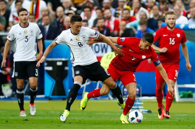 Football Soccer - Germany v Poland - EURO 2016 - Group C - Stade de France, Saint-Denis near Paris, France - 16/6/16 Poland's Robert Lewandowski in action with Germany's Mesut Ozil REUTERS/Kai Pfaffenbach Livepic