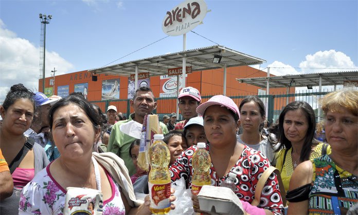 Larenses en la cola para comprar comida: La GN nos mandó a comer piedras