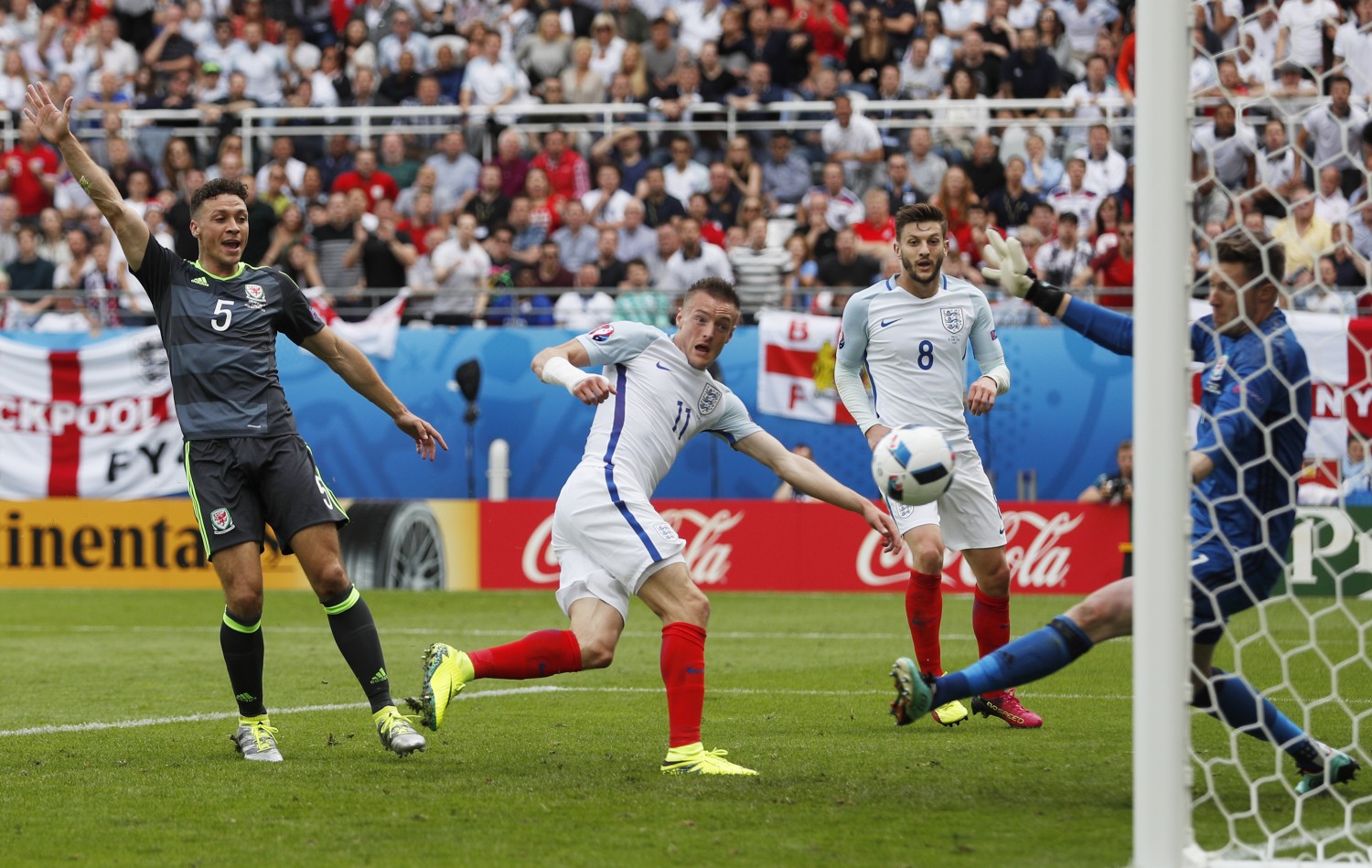 2-1. Sturridge saca a Inglaterra de su atasco con Gales en el derbi británico