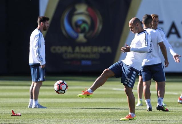 El futbolista argentino Javier Mascherano participa en un entrenamiento hoy, lunes 13 de junio de 2016, en los campos Starfire Sports de Seattle, Washington (EE.UU.)