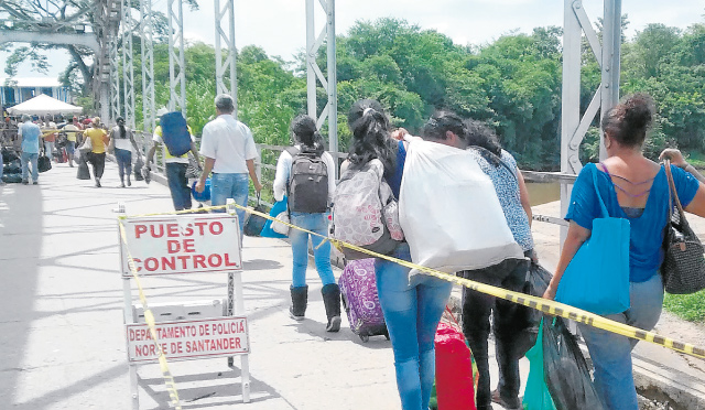 Los usuarios del puente transitan, en completa calma, con las bolsas de mercado y otros artículos adquiridos en Puerto Santander. Se teme que una situación descontrolada como la del domingo se repita este fin de semana