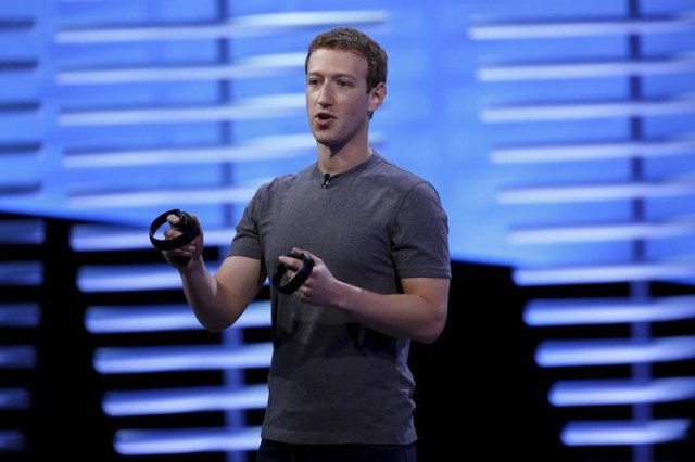 Imagen de archivo del presidente ejecutivo de Facebook, Mark Zuckerberg, durante una presentación del dispositivo de realidad virtual Oculus Rift durante una conferencia celebrada en San Francisco, California, EEUU. 12 abril 2016. El proyecto filantrópico del fundador de Facebook Inc, Mark Zuckerberg, realizó su primera gran inversión, a través de una ronda de financiación para una 'startup' que entrena y contrata a desarrolladores de software en África.  REUTERS/Stephen Lam