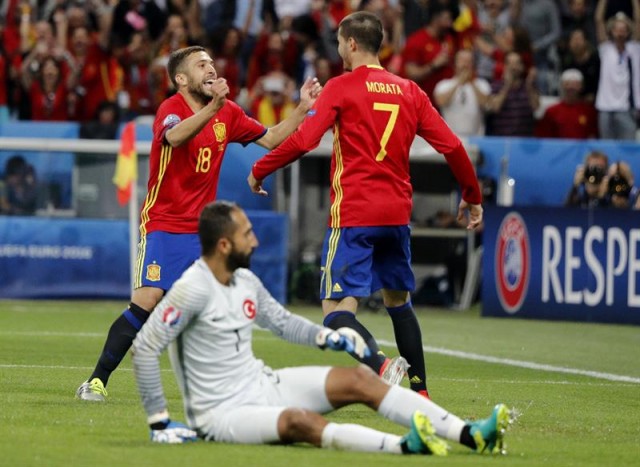 El delantero de la selección española Álvaro Morata (d) celebra su gol, el segundo del equipo, con Jordi Alba (i), durante el partido España-Turquía del Grupo D de la Eurocopa de Fútbol de Francia 2016, en el Estadio Allianz Riviera de Niza, Francia, hoy 17 de junio de 2016. EFE