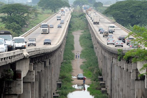 Tres fallecidos al caer auto del viaducto de La Cabrera  (fotos)