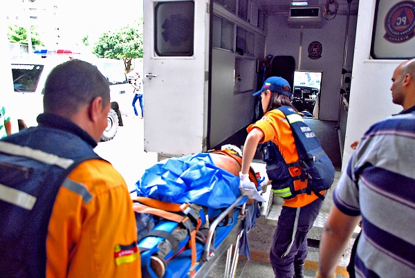 Entre la vida y la muerte hombre arrollado en cola para comprar comida en Los Teques