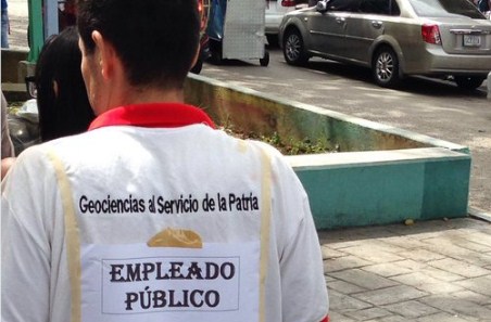 ¡No comió cuento! Este empleado público fue a validar su firma en Coche (Foto)