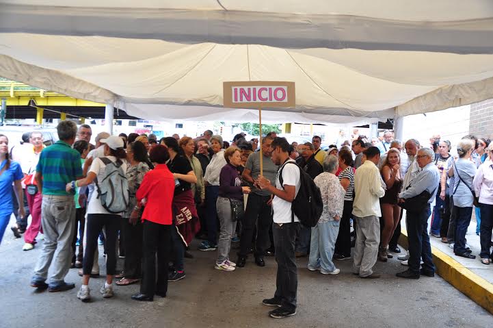 En fotos y video: Así transcurre la jornada de validación de firmas en Plaza Venezuela