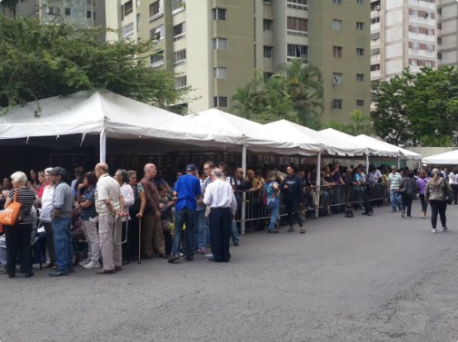 Así se encuentra la cola para validar firmas en Los Ruices