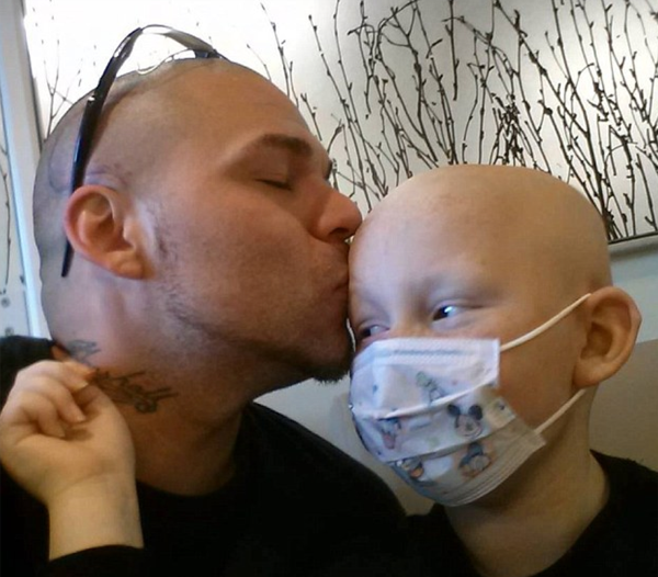 El emotivo gesto de un padre para apoyar a su hijo con cáncer (FOTO)