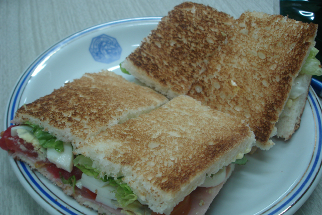 ¡Comer sandwich también es un lujo! El precio del queso amarillo te dejará loco