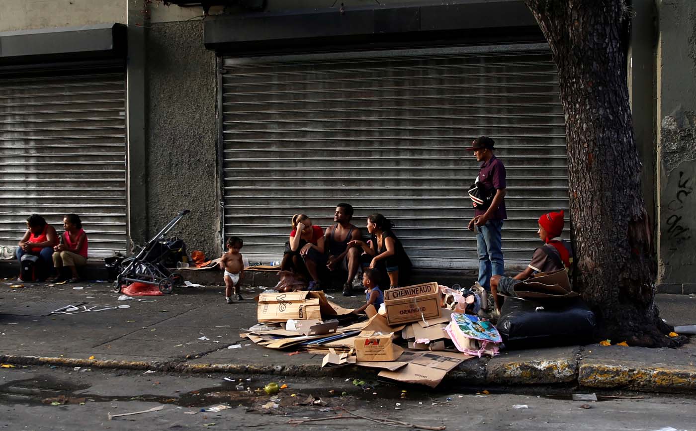 Niños de la calle aprovechan las protestas para cubrir sus carencias