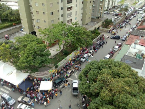 Largas colas en punto de validación de Los Ruices por “Operación Remate”