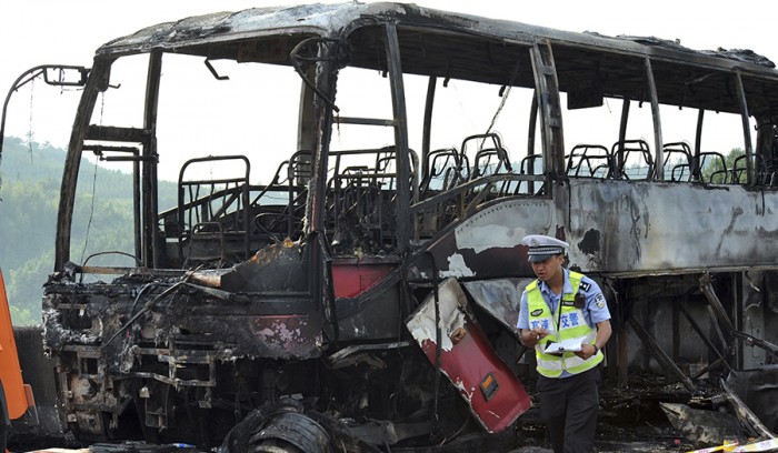 Mueren 35 personas al incendiarse un autobús en China