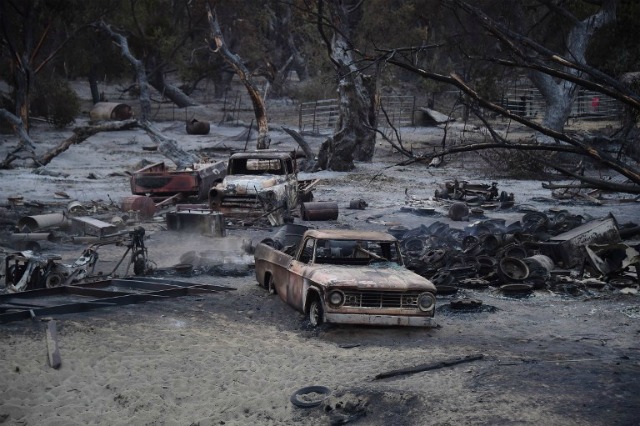 La subdivisión Kelso Creek se ve completamente demolido desde el Erksine fuego en esta comunidad de Lake Isabella montañosa, a unas 30 millas al noreste de Bakersfield, California, el 25 de junio de 2016. Los bomberos combatían un incendio mortal de California que ha matado a dos personas y destruido al menos 150 viviendas después de tomar rápidamente a lo largo de grandes extensiones de tierra. El incendio, que se ha denominado el "Erskine Fuego", se ha extendido a más de 56 millas cuadradas (145 kilómetros cuadrados) en el transcurso de varios días. Frederic J. BROWN / AFP