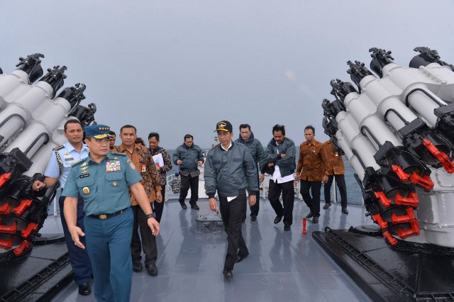 El presidente indonesio Joko Widodo (C) camina en la cubierta del barco de la Armada de Indonesia KRI Imam Bonjol con algunos miembros de su gabinete en las aguas de las Islas Natuna, provincia Islas Riau, Indonesia, 23 de de junio de, 2016 en esta foto proporcionada por Antara Foto. Antara Foto / Setpres-Krishadiyanto / vía REUTERS /