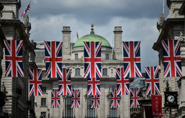 Los indicadores de unión volar como banners través de una calle en el centro de Londres el 28 de junio de 2016. Los líderes de la UE intentaron rescatar el proyecto europeo y el primer ministro David Cameron trató de calmar los temores sobre la votación de Gran Bretaña a abandonar el bloque como las agencias de calificación rebajaron el país. Gran Bretaña ha sido lanzado en la incertidumbre por el resultado del referéndum del 23 de junio con Cameron anunciar su renuncia, la economía frente a una serie de choques y Escocia hacer una nueva amenaza de romper. BEN STANSALL / AFP