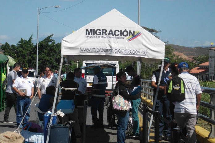 Colombia restringe entrada a venezolanos que cruzan la frontera para comprar medicinas