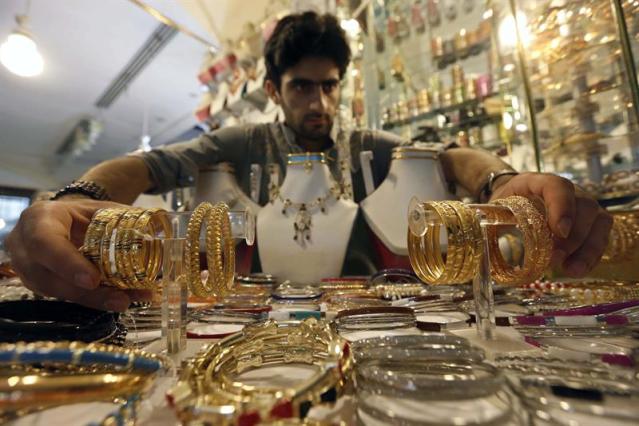 Un comerciante paquistaní coloca varios braceletes y joyas para vender en el Eid al-Fitr, el festival que marca el final del mes sagrado del Ramadán, en Peshawar, Pakistán, hoy, 29 de junio de 2016. Musulmanes de distintos países del mundo celebran el mes sagrado del Ramadán con rezos y permaneciendo en ayudo desde el amanecer hasta el anochecer. Ramadán es el noveno mes del calendario islámico y se cree que los primeros versos del Corán fueron revelados durante las últimas 10 noches. EFE/Arshad Arbab