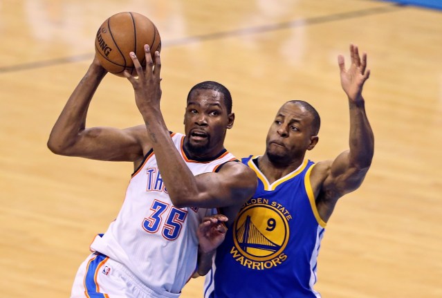 Kevin Durant (izq) dejó al Oklahoma City Thunder (Foto: Reuters)