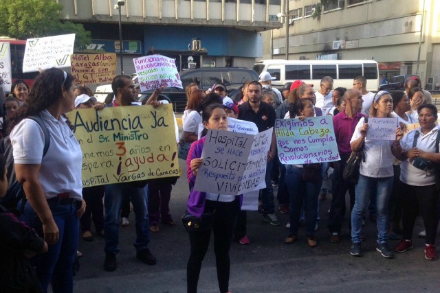 Protesta frente al Ministerio de Vivienda en Caracas