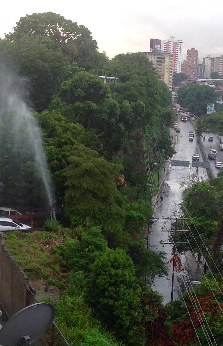 Bote de aguas blancas inunda acceso a ‘El Llanito’ y genera tráfico en la zona