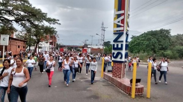 Por mensajes telefónicos y las redes sociales se organizaron las mujeres para cruzar la frontera