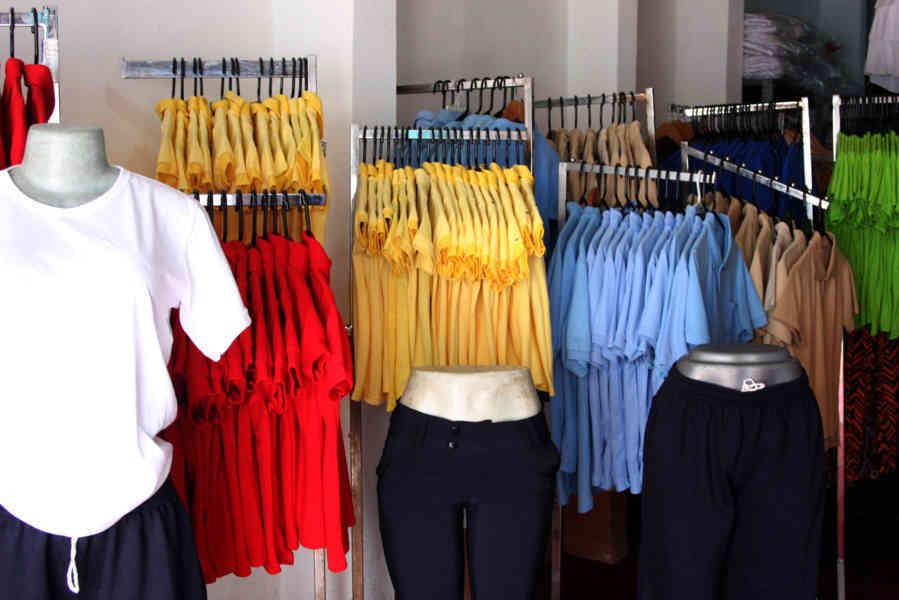 Se necesita aproximadamente cinco sueldos mínimos para comprar un uniforme escolar