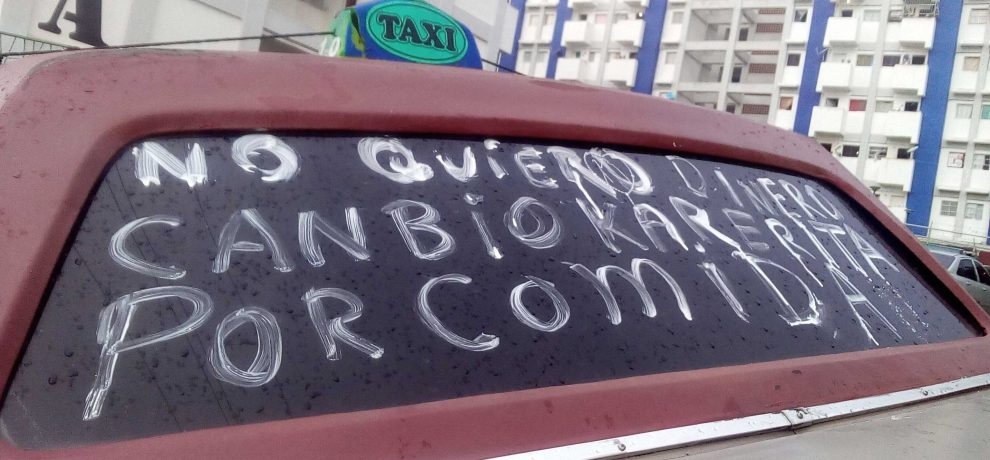 La historia del taxista que hace “carreritas” a cambio de comida