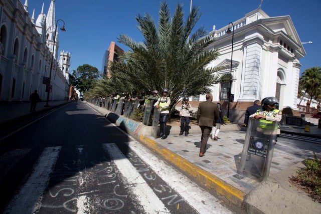 En esta imagen del 12 de enero de 2016, agentes de la Policía Bolivariana de Venezuela montan guardia ante la Asamblea Nacional, durante una sesión diaria en Caracas, Venezuela. (AP Foto/Fernando Llano)