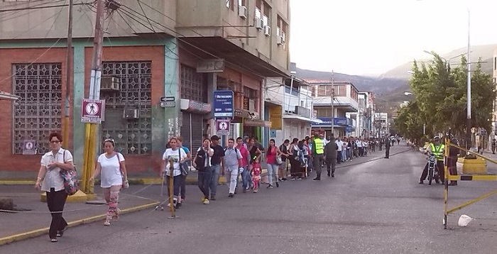 Mega cola de gente para cruzar la frontera en San Antonio este #10Jul  (fotos)