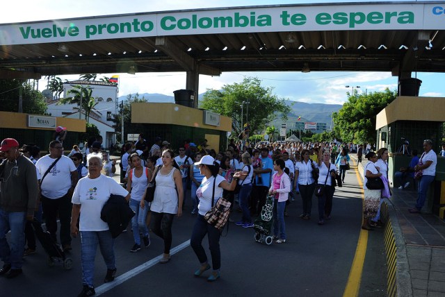 CAR07- SAN ANTONIO DEL TÁCHIRA (VENEZUELA) 10/07/2016.- Varias personas caminan por el puente fronterizo "Simón Bolívar" entre Colombia y Venezuela, hoy domingo 10 de julio de 2016, en la ciudad de San Antonio del Táchira (Venezuela). Centenares de venezolanos cruzaron hoy la frontera con Colombia, abierta durante doce horas por el Gobierno de Caracas para que sus ciudadanos puedan pasar a la localidad de Cúcuta a comprar alimentos y medicinas. EFE/GABRIEL BARRERA