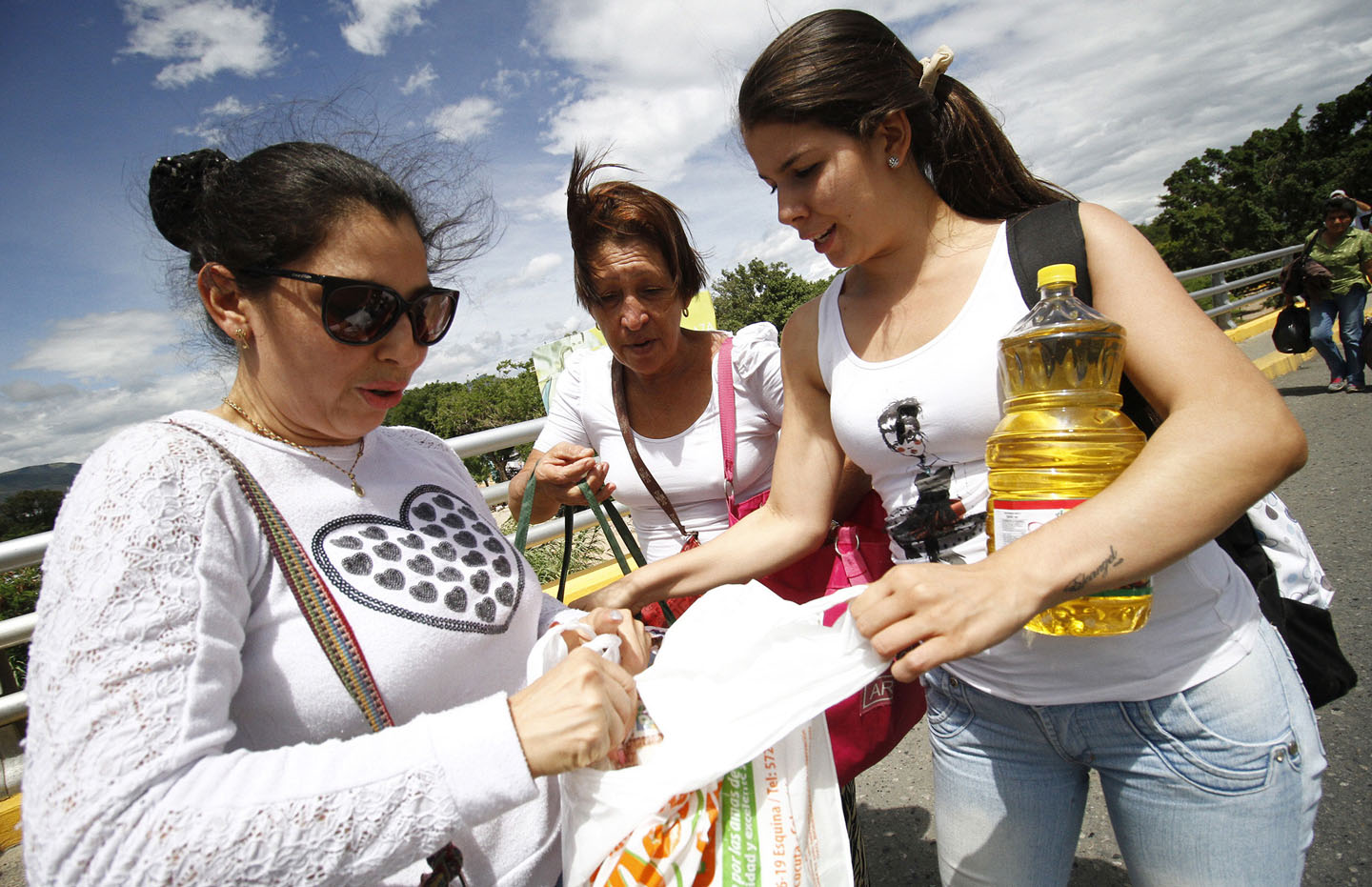 Comerciantes colombianos en frontera ya no están aceptando billetes de Bs. 100