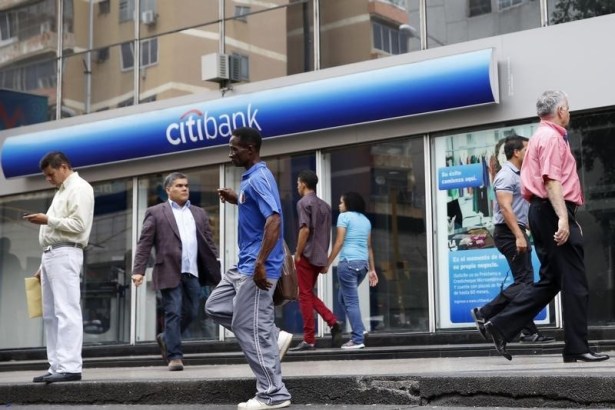 Transeúntes frente a una oficina de Citibank en Caracas REUTERS/Carlos Garcia Rawlins