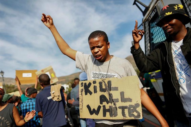 Manifestantes sudafricanos participan en una protesta de apoyo al movimiento activista internacional #BlackLivesMatter (BLM Las vidas negras importan), ante la Embajada de Estados Unidos en Ciudad del Cabo, Sudáfrica, hoy, 13 de julio de 2016. Los manifestantes entregaron un memorando a un representante de la Embajada en el que decía, entre otros asuntos, que los ciudadanos estadounidenses no son bienvenidos en Sudáfrica. La tensión racial por los últimos casos de violencia policial contra los negros y el tiroteo que ocasionó la muerte de 5 agentes la pasada semana, ha provocado un gran impacto en todo el mundo. EFE/NIC BOTHMA