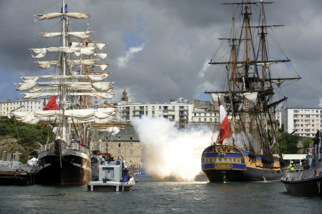 El barco Hermione, una réplica de la fragata francesa que transportaba al general La Fayette a los Estados Unidos en 1780 para reunir a los Estados Unidos rebeldes que luchan por la independencia, llega en el puerto de Brest, al oeste de Francia, el 13 de julio de 2016, en el primer día de la Brest 2016 banquete Marítima. FRED TANNEAU / AFP