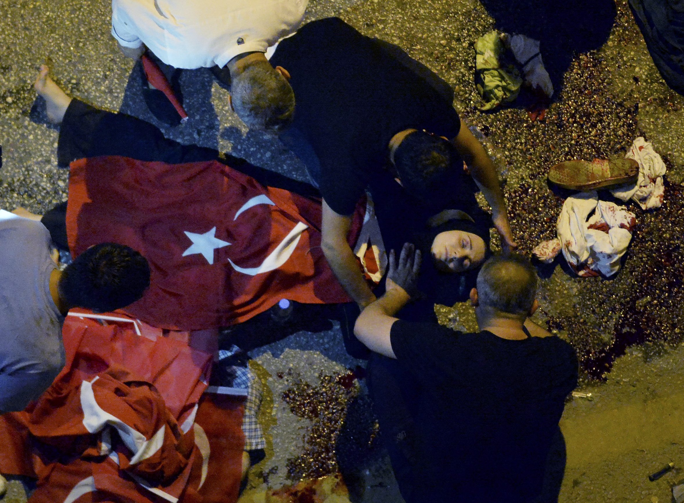 Al menos 6 civiles muertos y 100 heridos durante asonada militar en Turquía