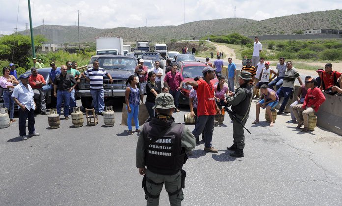 Habitantes de La Peña trancaron la avenida por gas