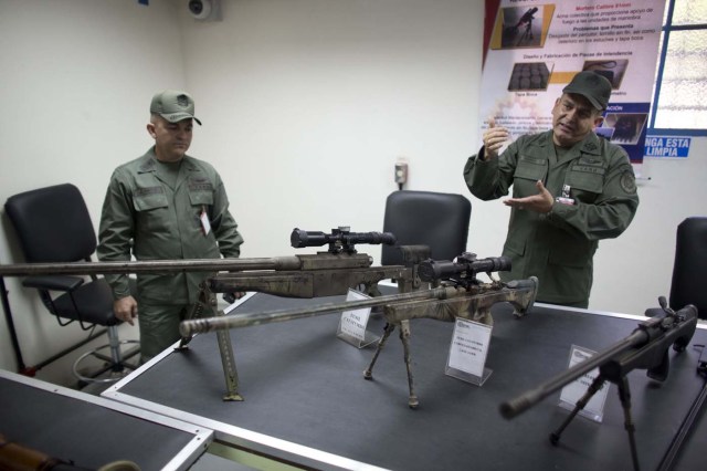 En esta imagen del 8 de marzo de 2016, miembros de las Fuerzas Armadas Bolivarianas muestran rifles de francotirador producidas en la fábrica militar venezolana CAVIM en Maracay, Venezuela. El presidente de venezuela, Nicolás Maduro, anunció que crearía una nueva iniciativa de Gobierno para aumentar la producción y garantizar una distribución fluida de alimentos ante lo que Maduro considera un sabotaje económico por parte de sus opositores. (AP Foto/Ariana Cubillos)