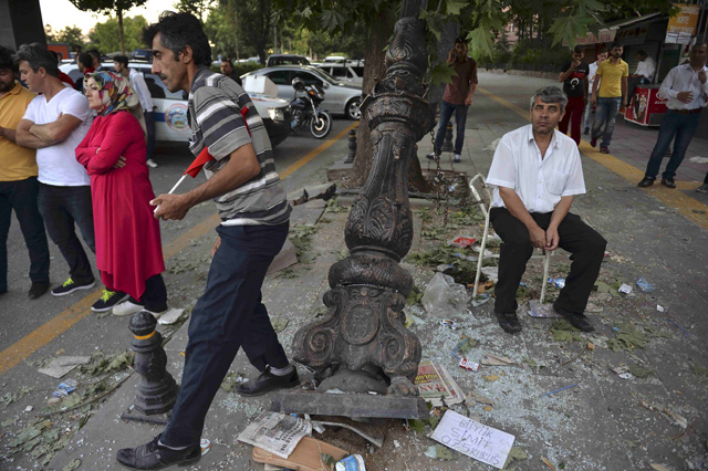 People sit amid rubble in Ankara, Turkey July 16, 2016. REUTERS/Stringer EDITORIAL USE ONLY. NO RESALES. NO ARCHIVES.