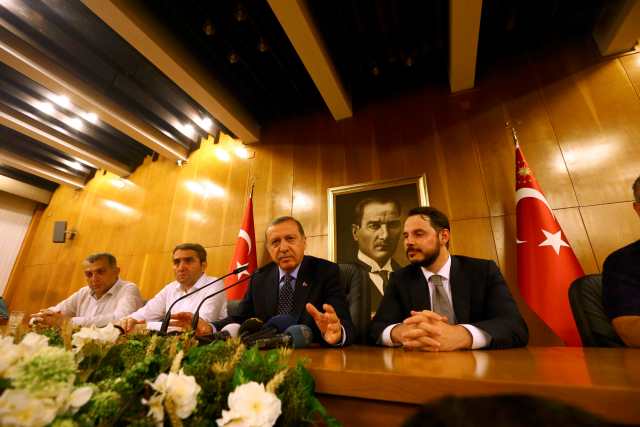 El presidente turco Tayyip Erdogan ofrece una rueda de prensa en Estambul. Foto: REUTERS/Huseyin Aldemir