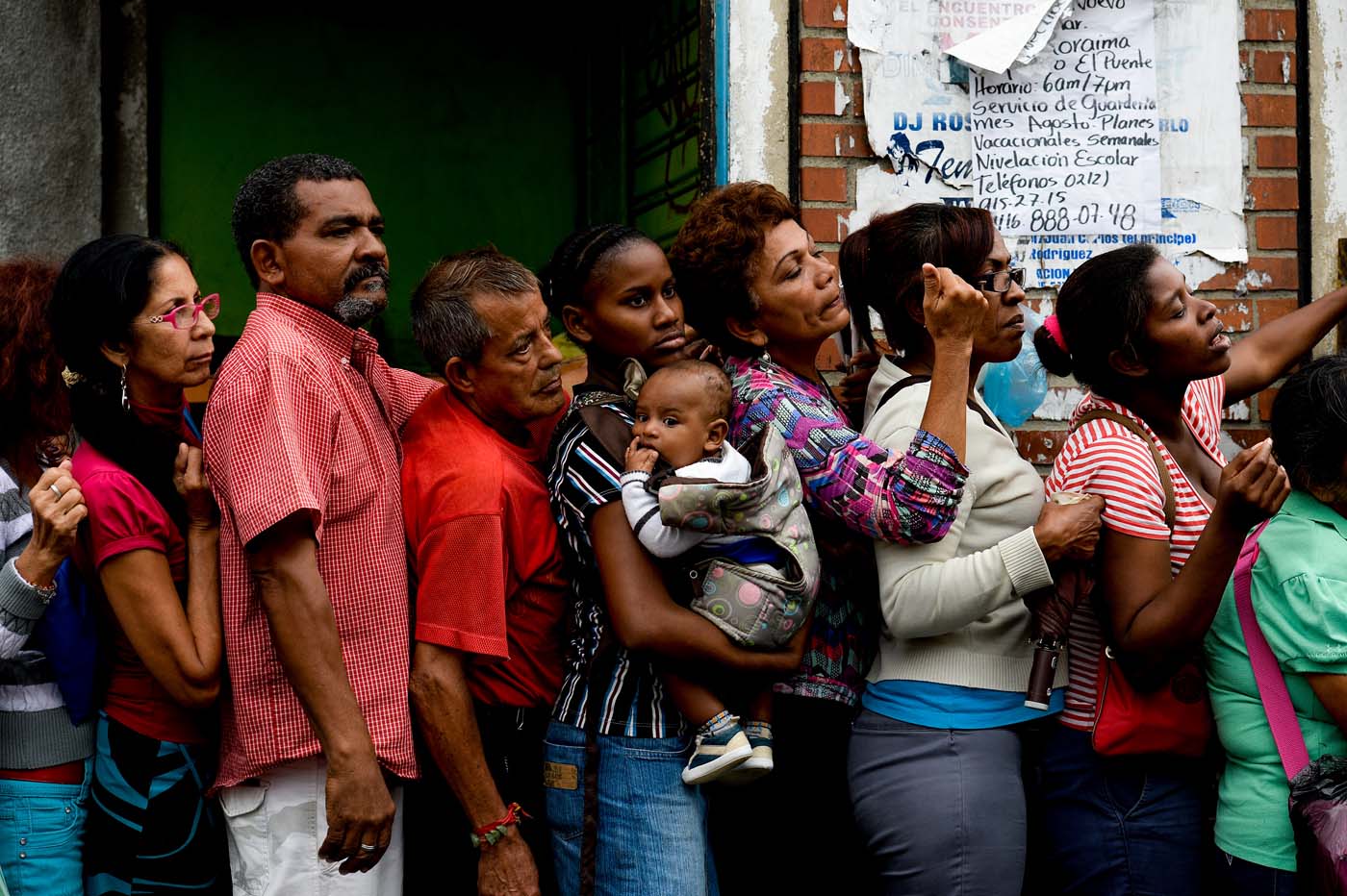 Sol, lluvia y frío para comprar carne en un barrio de Caracas