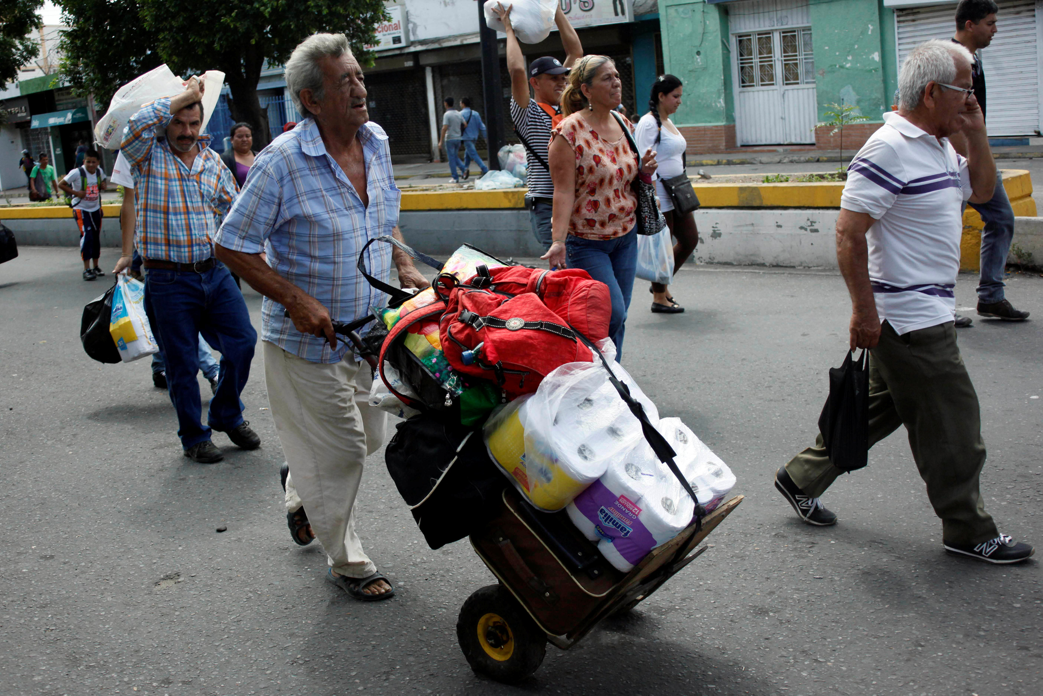 Sólo permitirán pasar por la frontera productos básicos “en cantidades no comerciales”