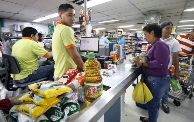 CUC13. CÚCUTA (COLOMBIA), 17/07/2016.- Ciudadanos venezolanos compran en un supermercado hoy, domingo 17 de julio de 2016, en Cúcuta (Colombia). Unos 35.000 venezolanos cruzaron a primera hora de hoy a Colombia a través de tres puentes internacionales para comprar víveres, artículos de primera necesidad y medicamentos, en una nueva jornada de apertura temporal en la frontera, informaron fuentes oficiales. EFE/Schneyder Mendoza