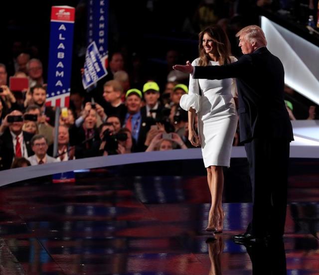 El precandidato presidencial republicano Donald Trump (d) presenta a su esposa Melania hoy, 18 de julio de 2016, en la apertura de la segunda sesión del primer día de la Convención Republicana en el Centro Nacional Republicano Quicken Loans Arena de Cleveland, Ohio. Foto: EFE