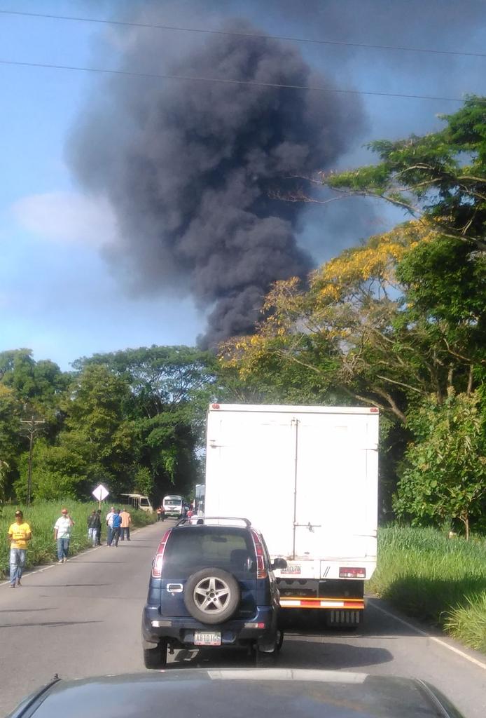 Dos muertos al chocar cisterna de gasolina y gandola en Barinas (Fotos y Videos)