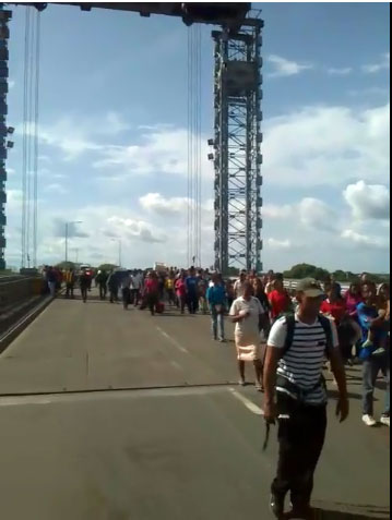 ¡Pueblo hambriento! Habitantes de Apure reclamaron comida durante acto oficial (Video)